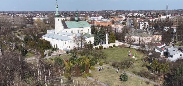 Widok na klasztor Franciszkanów w Radomsku