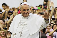Papież Franciszek wita się z tumem