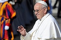 papież Franciszek błogosławi wiernych