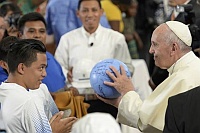 papież Franciszek trzymający glob ziemski