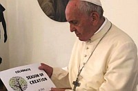 papież Franciszek z plakatem Season of Creation