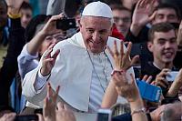 papież witający się z pielgrzymami