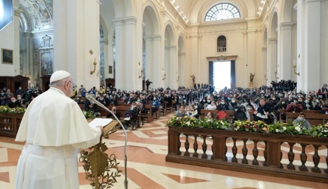 papież Franciszek przemawiający w Asyżu
