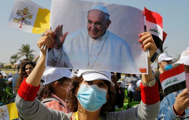 Pielgrzymi w trakcie przyjazdu papieża Franciszka do Iraku