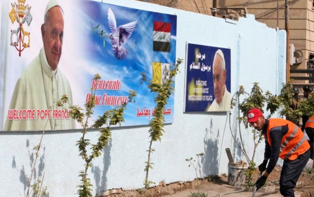Plakaty z pielgrzymki papieża Franciszka do Iraku